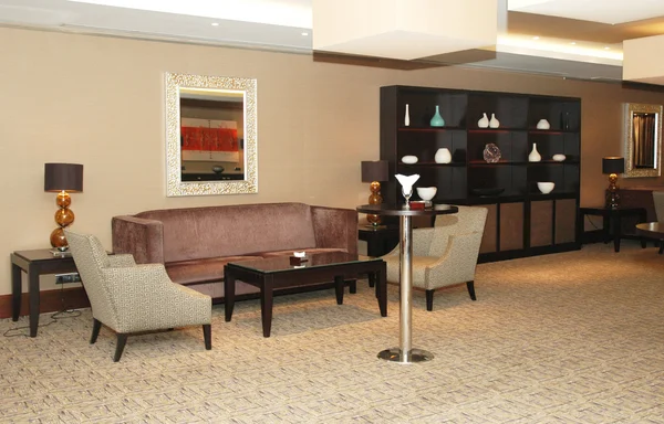 Lobby del hotel con sofás —  Fotos de Stock