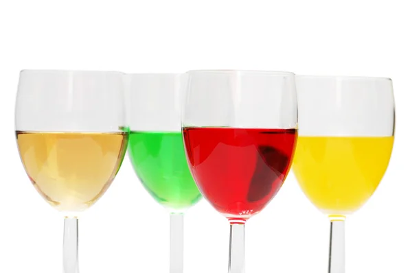 Изолированные коктейли различных цветов — стоковое фото