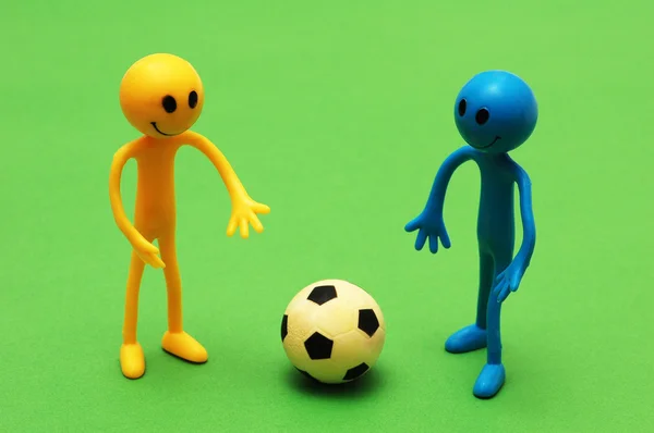 两个表情符号踢足球 — 图库照片