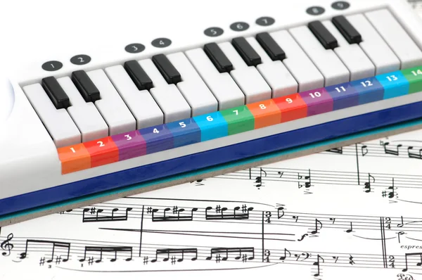Заметки и фортепиано с пронумерованными клавишами — стоковое фото