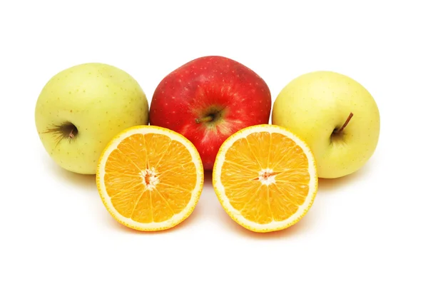 Jablka a pomeranče, samostatný — Stock fotografie