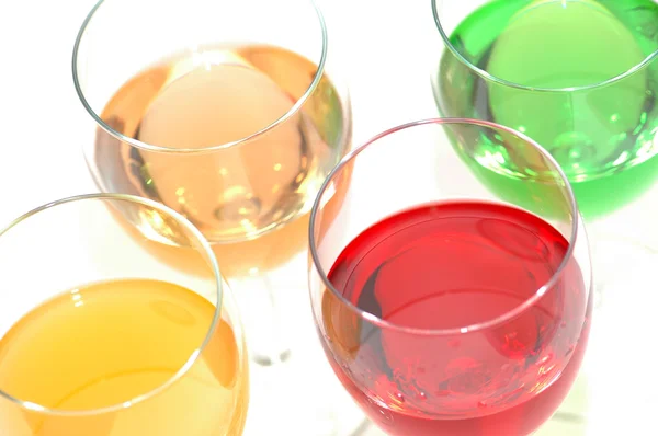 Cocktails van verschillende kleuren geïsoleerd — Stockfoto
