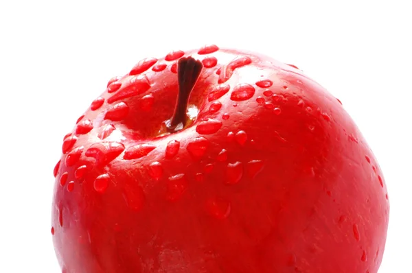 Červené jablko s kapkami vody, samostatný — Stock fotografie