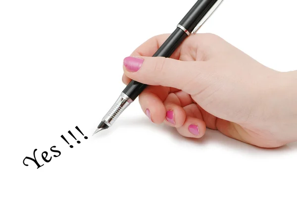 Рука тримає ручку ізольовано на білому — стокове фото