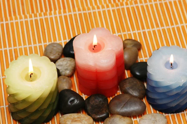 Drei Kerzen und Kieselsteine — Stockfoto