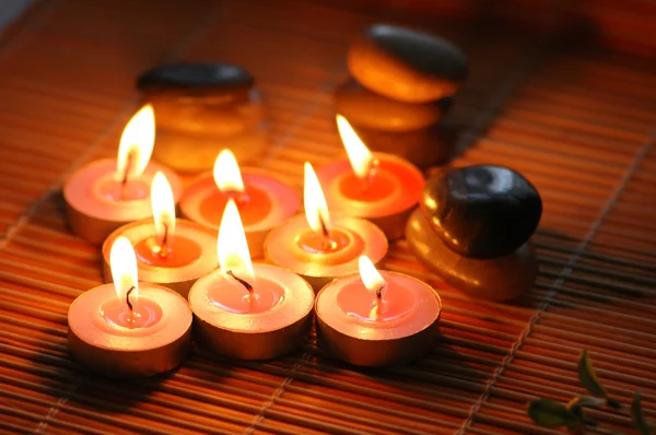 Aromatische kaarsen en kiezelstenen — Stockfoto