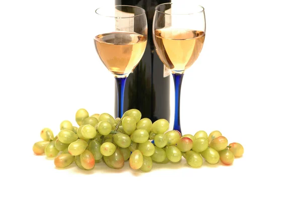 Twee glazen wijn en druiven — Stockfoto