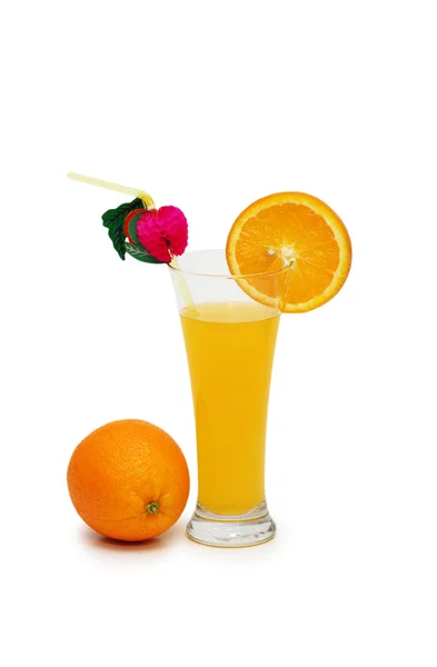 Апельсин и сок изолированы — стоковое фото