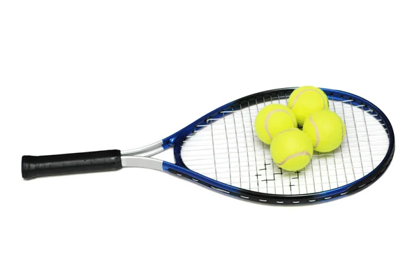 Теннисные ракетки и четыре изолированных мяча — стоковое фото