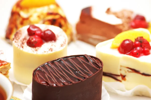달콤한 케이크와 차의 선택 — 스톡 사진