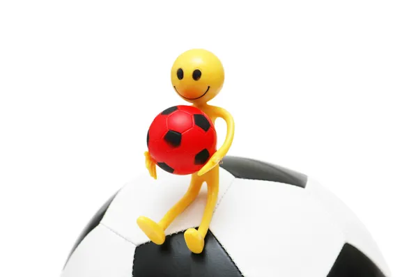 Використання усмішок, сидячи на футбол, ізольовані — стокове фото