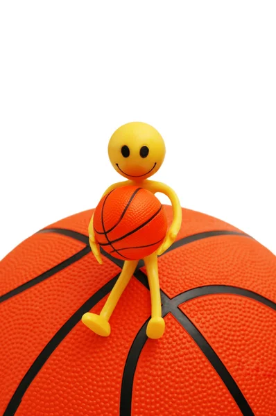 Смайли сидит на баскетболе изолирован — стоковое фото