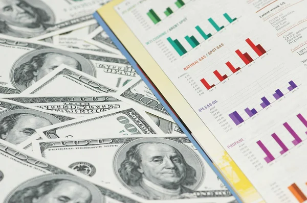 Gráficos de barras comerciales y billetes de dólar — Foto de Stock