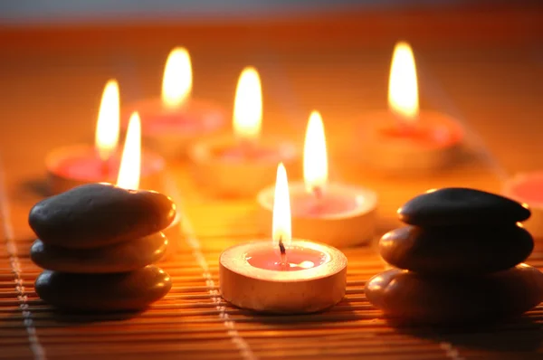 Kivet ja kynttilät aromaterapiaa varten — kuvapankkivalokuva