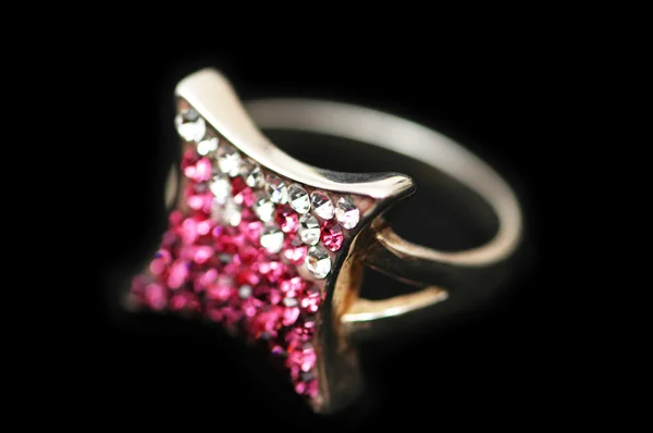 Drahokam prsten s bílými a růžovými kameny — Stock fotografie