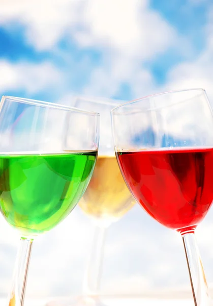 Cocktails in verschiedenen Farben gegen den Himmel — Stockfoto