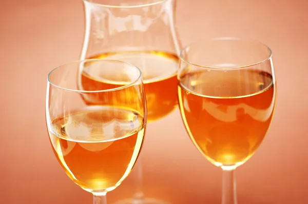 Três copos de vinho no cerco — Fotografia de Stock