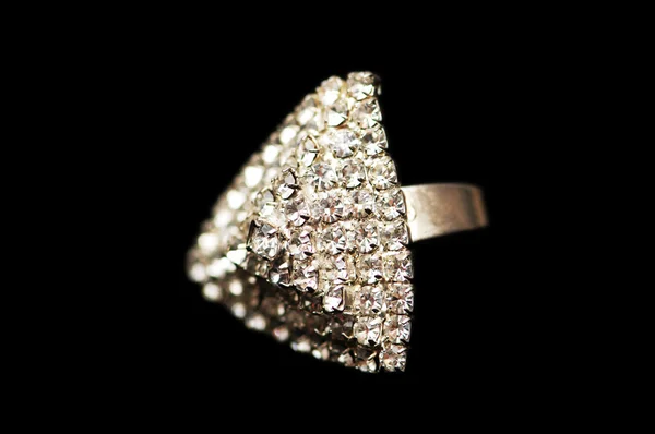 Pierścionek złoty z diamentem na białym tle — Zdjęcie stockowe