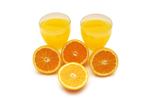 Laranjas meio cortadas e suco de laranja — Fotografia de Stock