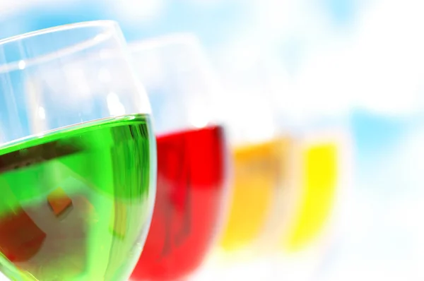Olika färgglada drinkar — Stockfoto