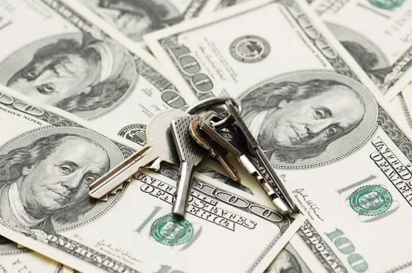 Huis sleutels over de honderd dollar — Stockfoto