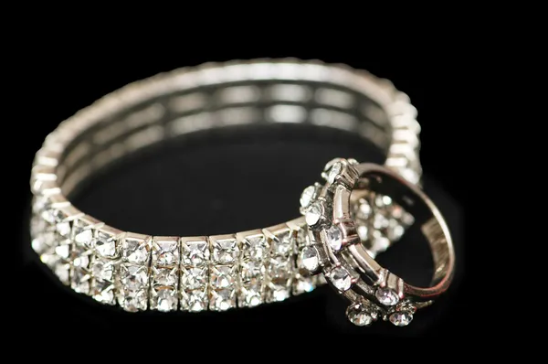Pulseira de diamante e anel isolado — Fotografia de Stock