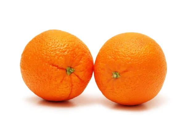 在白色孤立的两个橙子 — 图库照片