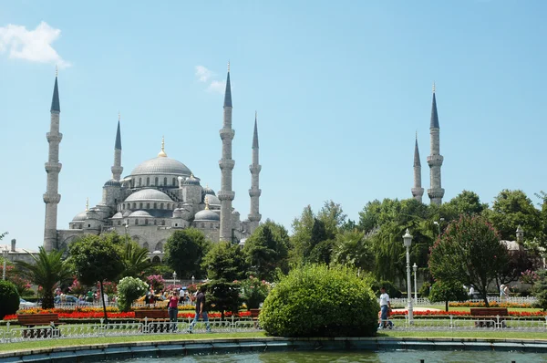 Grote moskee in istanbul in zomerdag — Stockfoto