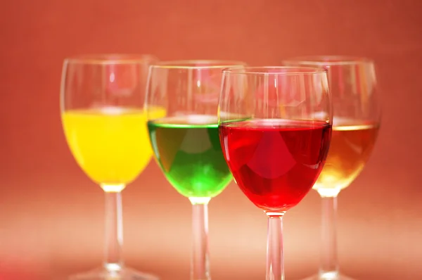様々 な色の飲み物とメガネ — ストック写真