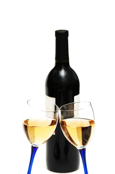 Два бокала вина и бутылка — стоковое фото