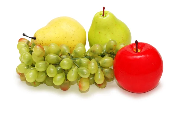 Raisins, pommes et poires isolés — Photo