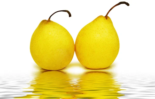 分離された 2 つの黄色い梨 — ストック写真