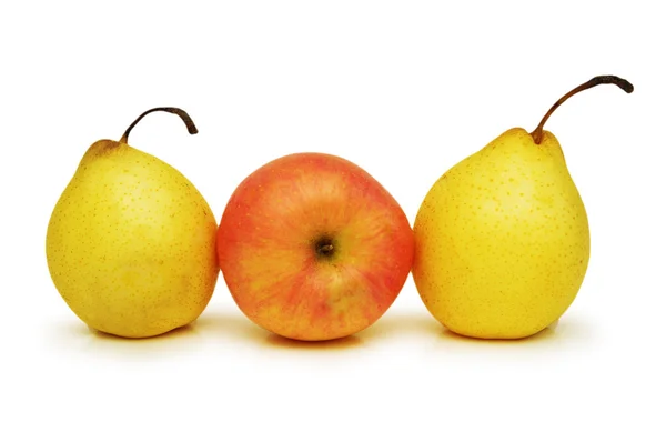 Duas peras amarelas e maçã isolada — Fotografia de Stock