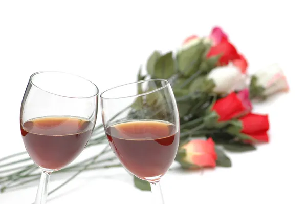 Δύο ποτήρια κρασί και τριαντάφυλλα — Φωτογραφία Αρχείου