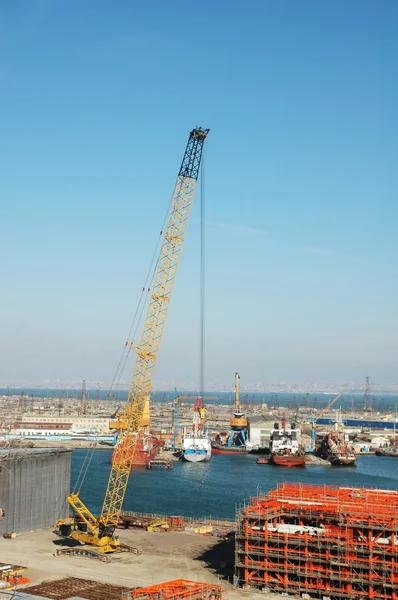 Jeřáb na staveništi v přístavu — Stock fotografie