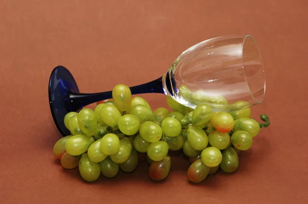 緑色のブドウとワインのガラスのクラスター — ストック写真