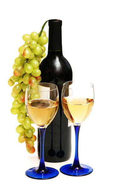 Két pohár bor, az üveg és a szőlő — Stock Fotó