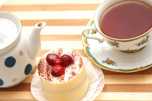 Fincan çay, meyve kek ve pot — Stok fotoğraf