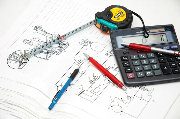 Desenhos do projeto, calculadora, canetas — Fotografia de Stock