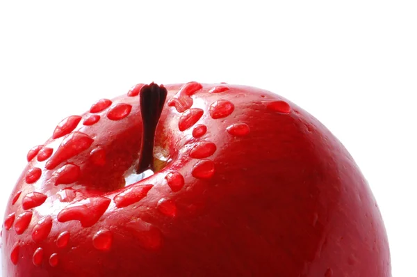 Červené jablko s kapkami vody, samostatný — Stock fotografie
