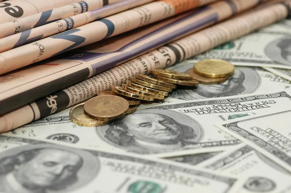 Jornais de negócios, moedas — Fotografia de Stock
