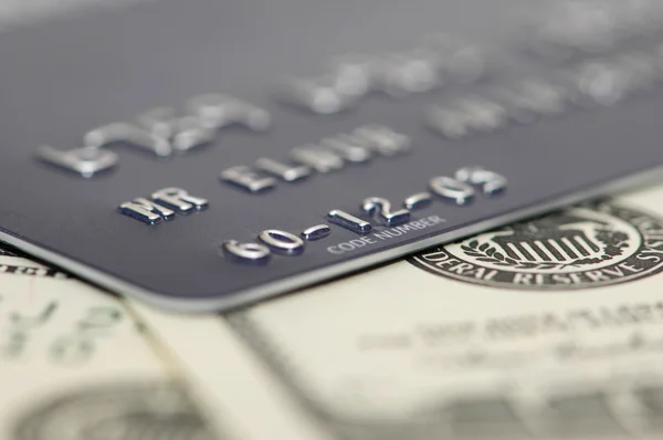 Cartão de crédito e dólares — Fotografia de Stock