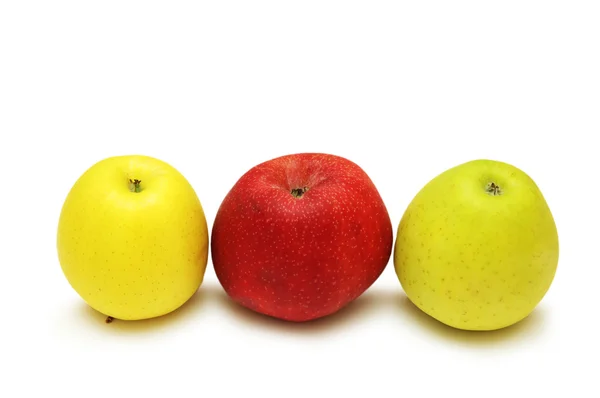 Trzy jabłka na białym tle — Zdjęcie stockowe