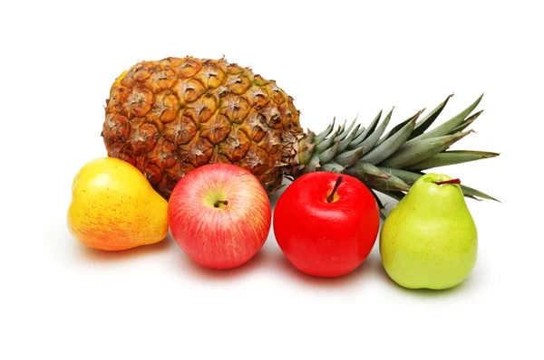 Appels, peren en ananas geïsoleerd — Stockfoto