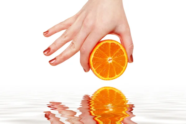 Ruce drží že polovinu snížit oranžová izolované — Stock fotografie