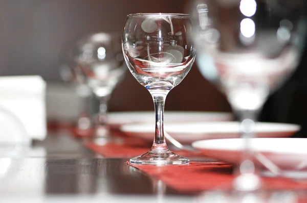 탁자 위에 놓인 와인 잔 — 스톡 사진