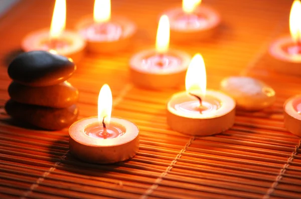 Candles and pebbles for spa session - — Stock Photo, Image