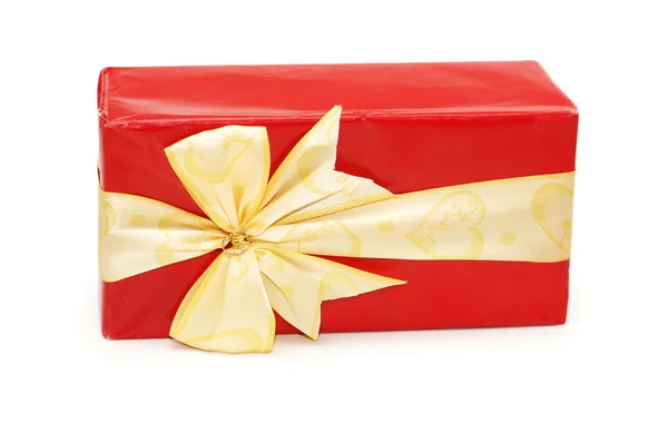 Üzerinde beyaz izole kırmızı hediye kutusu — Stok fotoğraf