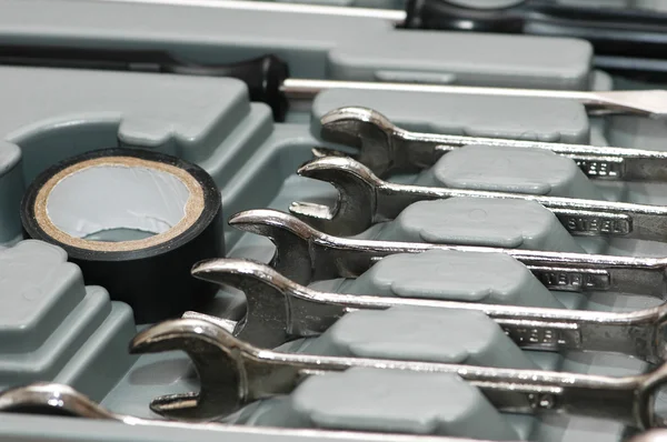 Různé kovové klíče v poli nástroj — Stockfoto