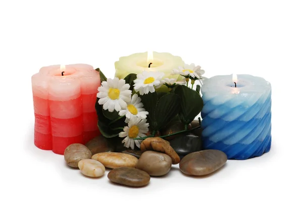 蜡烛、 卵石和 spa 的花朵 — 图库照片